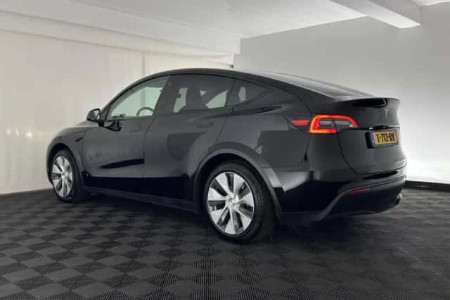 Tesla Model Y (2023) thumbnail 5