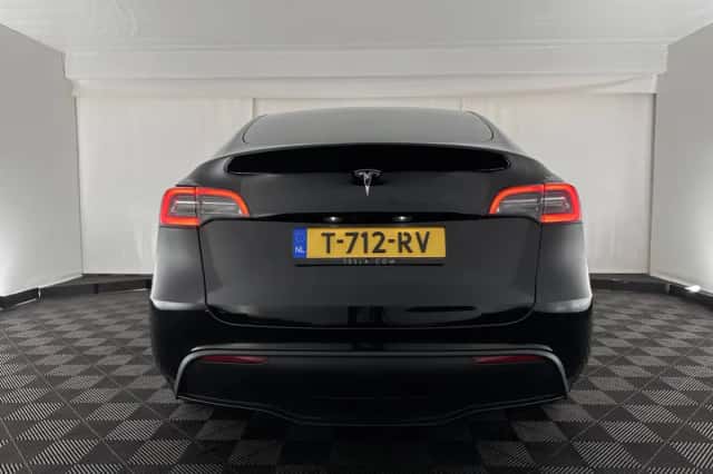 Tesla Model Y (2023) thumbnail 6