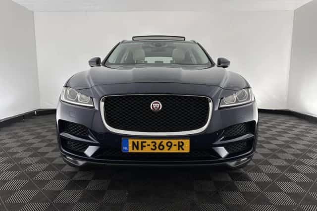Jaguar F-Pace (2017) thumbnail 3