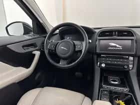 Jaguar F-Pace (2017) thumbnail 9