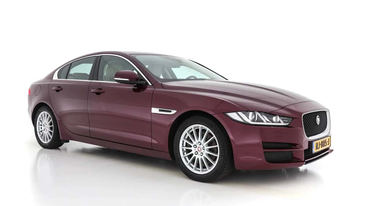 Jaguar XE (2017) — foto 1