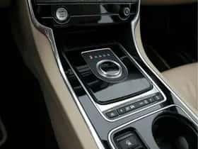 Jaguar XE (2017) thumbnail 13