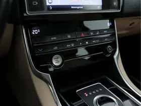 Jaguar XE (2017) thumbnail 14