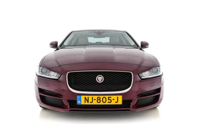 Jaguar XE (2017) thumbnail 3