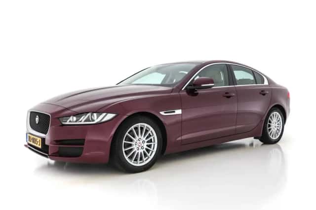 Jaguar XE (2017) thumbnail 4