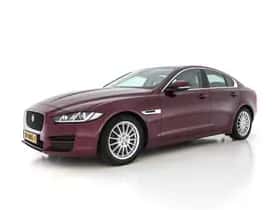 Jaguar XE (2017) thumbnail 4