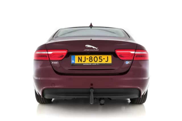 Jaguar XE (2017) thumbnail 6