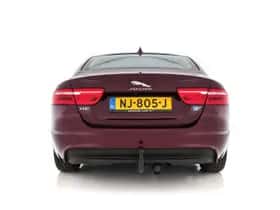 Jaguar XE (2017) thumbnail 6