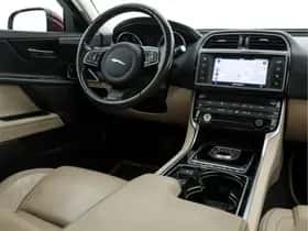 Jaguar XE (2017) thumbnail 8