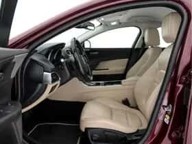 Jaguar XE (2017) thumbnail 9