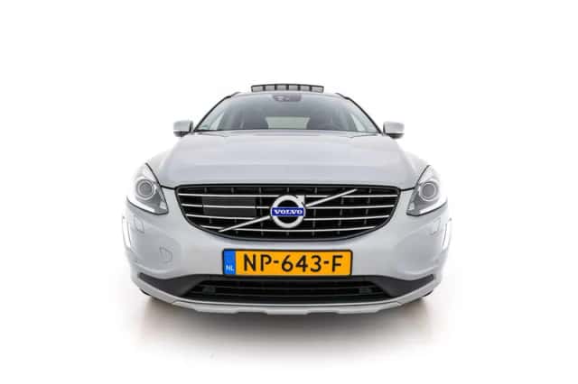Volvo XC60 (2017) thumbnail 3