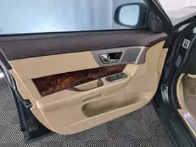 Jaguar XF (2008) thumbnail 23