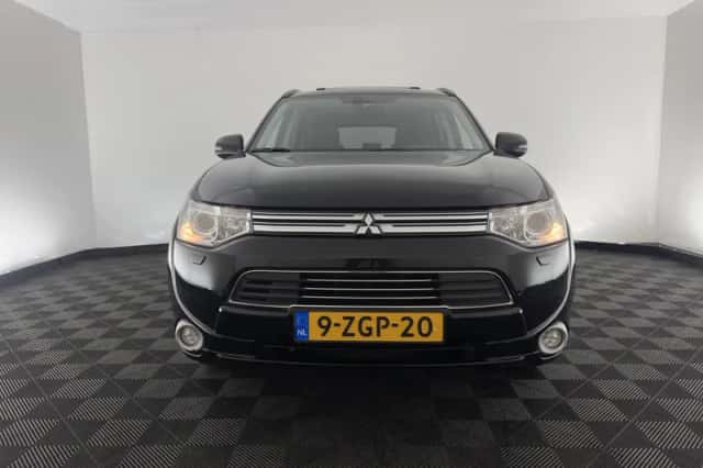 Mitsubishi Outlander (2015) thumbnail 3