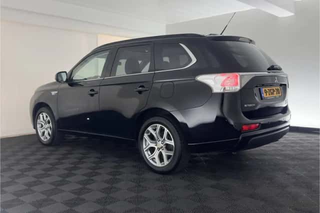 Mitsubishi Outlander (2015) thumbnail 5