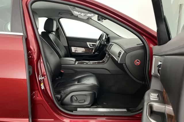 Jaguar XF (2012) thumbnail 12