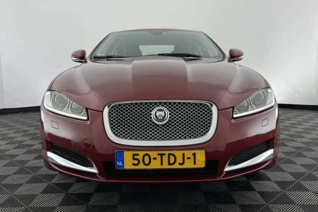 Jaguar XF (2012) thumbnail 3