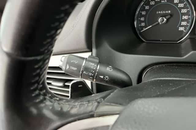 Jaguar XF (2012) thumbnail 22