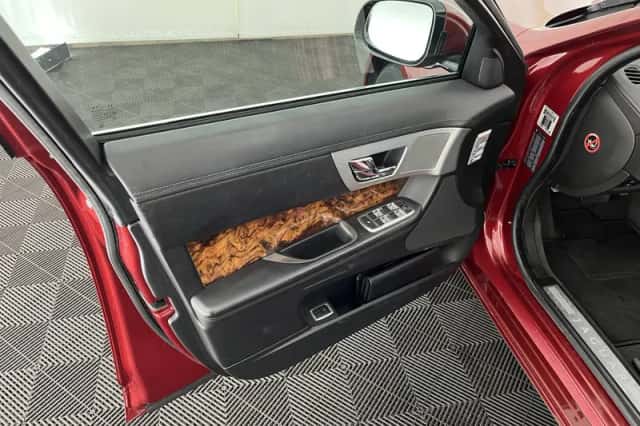 Jaguar XF (2012) thumbnail 26