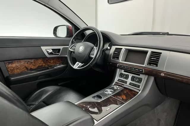 Jaguar XF (2012) thumbnail 8
