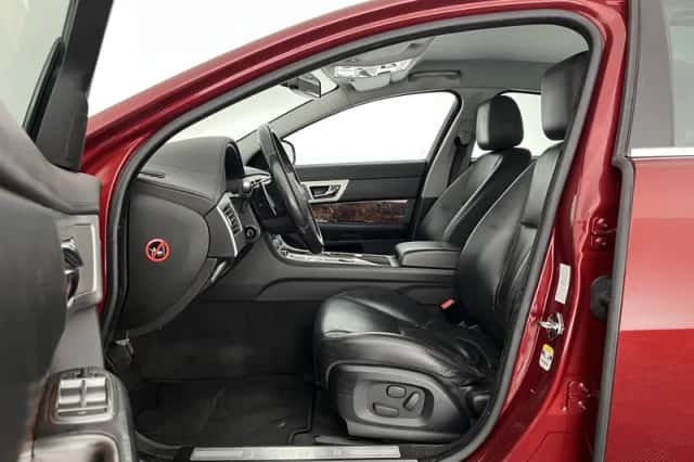 Jaguar XF (2012) thumbnail 9