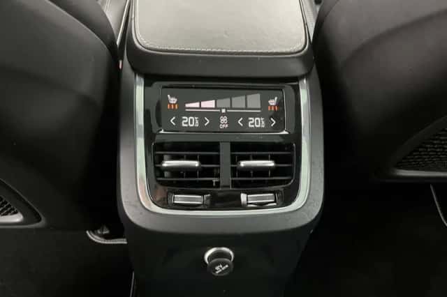 Volvo XC90 (2015) thumbnail 29