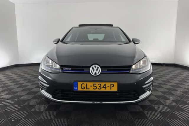 Volkswagen Golf (2015) thumbnail 3
