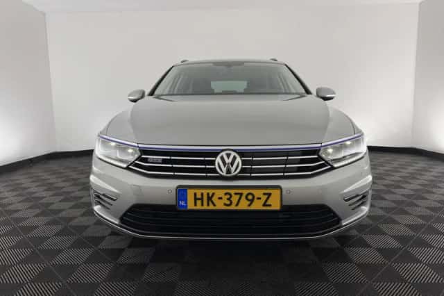Volkswagen Passat (2015) thumbnail 3