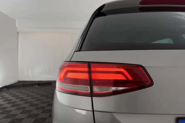 Volkswagen Passat (2015) thumbnail 24