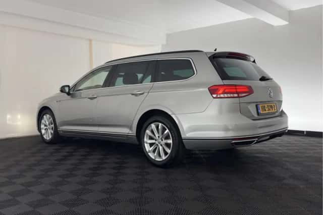 Volkswagen Passat (2015) thumbnail 5