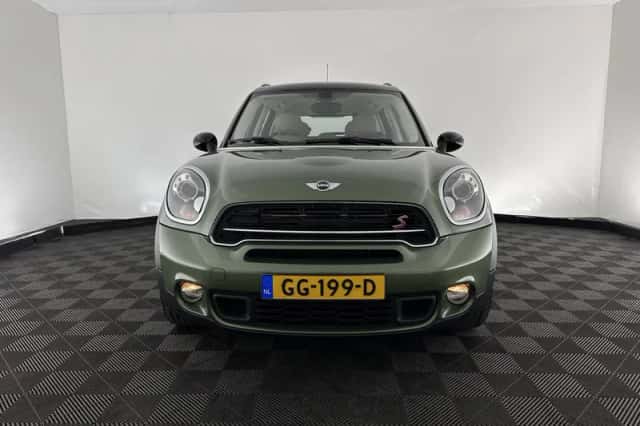 MINI Countryman (2015) thumbnail 3