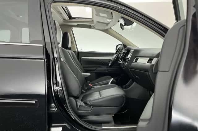 Mitsubishi Outlander (2014) thumbnail 11