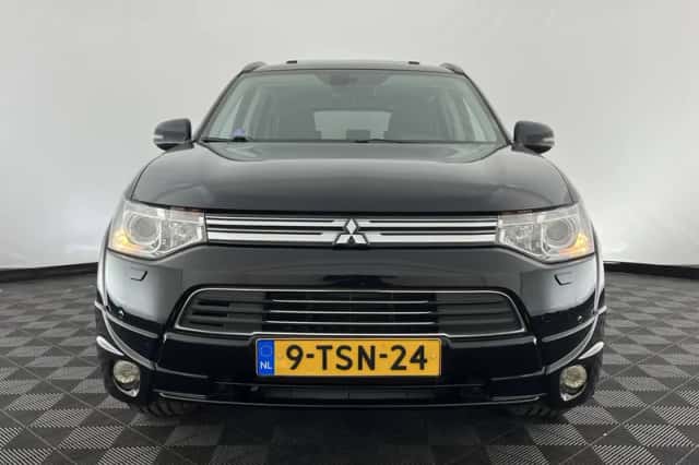 Mitsubishi Outlander (2014) thumbnail 3