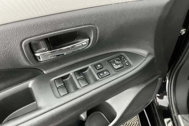 Mitsubishi Outlander (2014) thumbnail 23