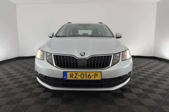 Škoda Octavia (2018) thumbnail 3