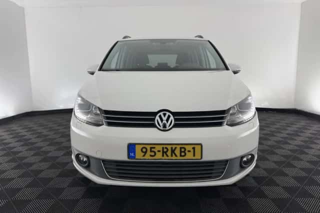 Volkswagen Touran (2011) thumbnail 3