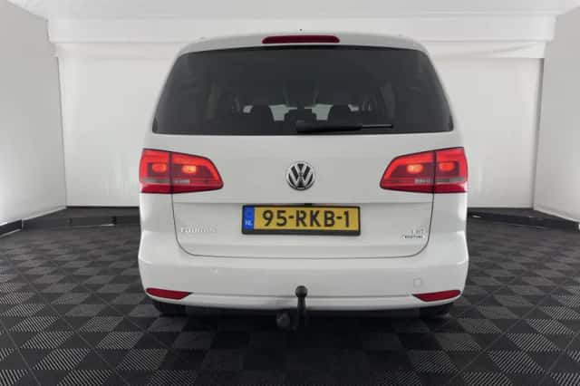 Volkswagen Touran (2011) thumbnail 6