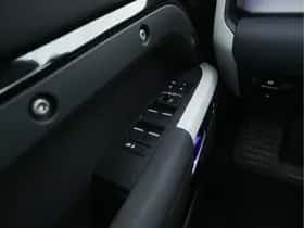 Land Rover Defender (2023) thumbnail 23