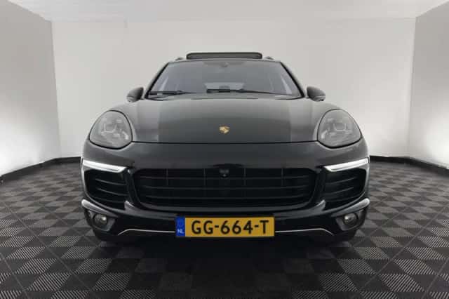 Porsche Cayenne (2015) thumbnail 3