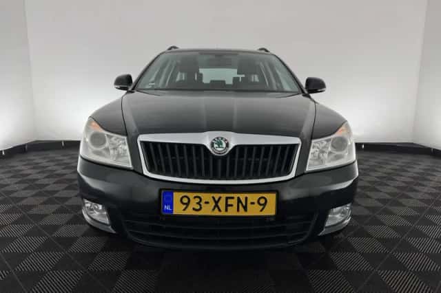 Škoda Octavia (2012) thumbnail 3