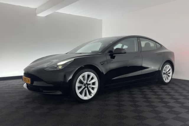 Tesla Model 3 (2023) thumbnail 3