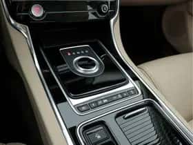Jaguar XF (2016) thumbnail 13