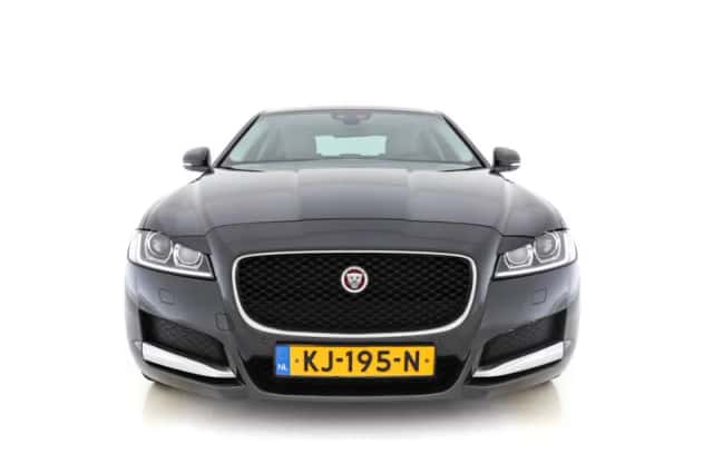 Jaguar XF (2016) thumbnail 3