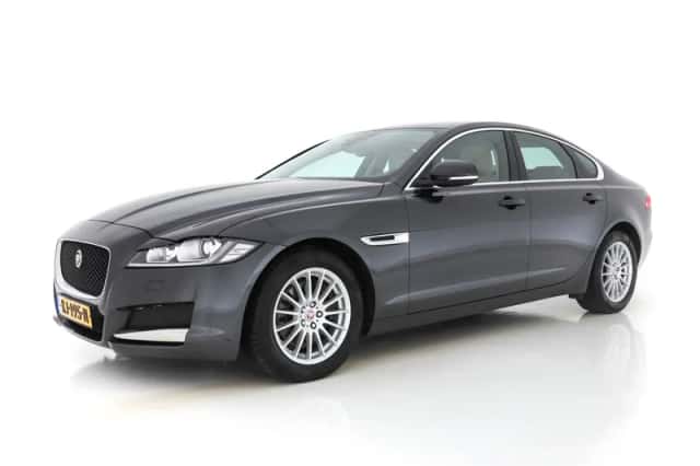 Jaguar XF (2016) thumbnail 4