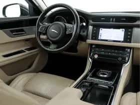 Jaguar XF (2016) thumbnail 8