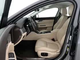 Jaguar XF (2016) thumbnail 9