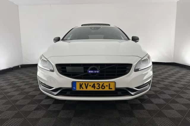 Volvo V60 (2016) thumbnail 3