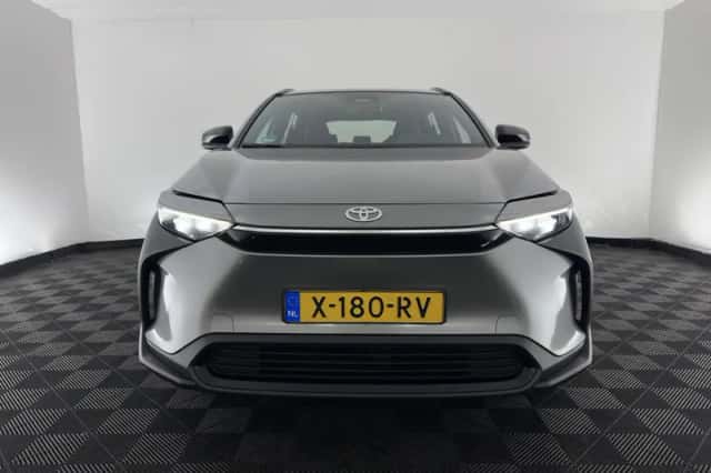 Toyota bZ4X (2024) thumbnail 3