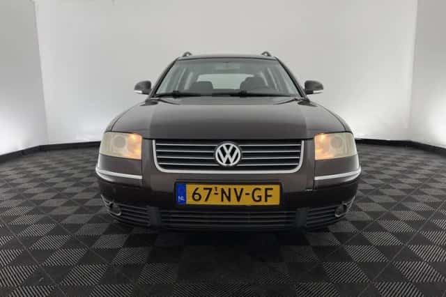 Volkswagen Passat (2004) thumbnail 3