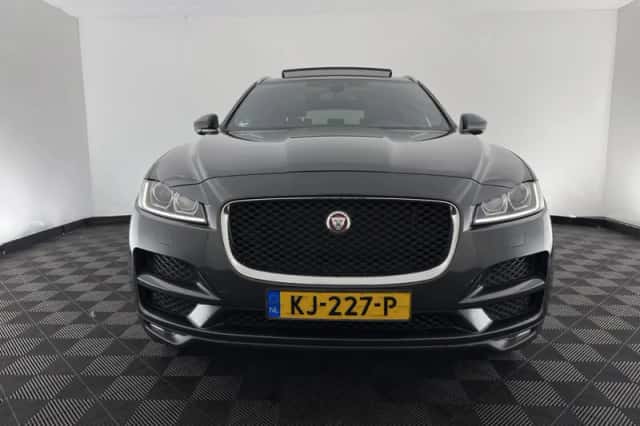 Jaguar F-Pace (2016) thumbnail 3