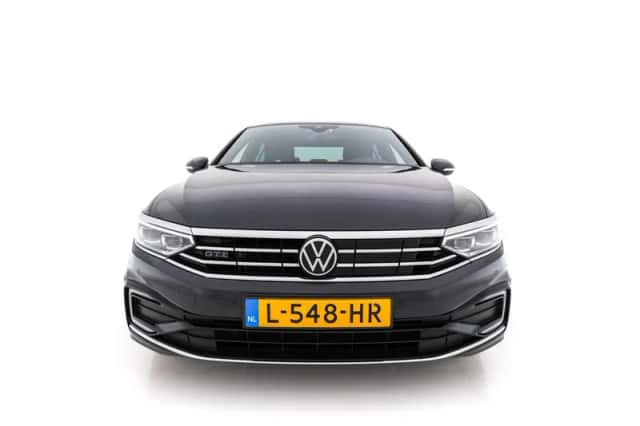 Volkswagen Passat (2021) thumbnail 3